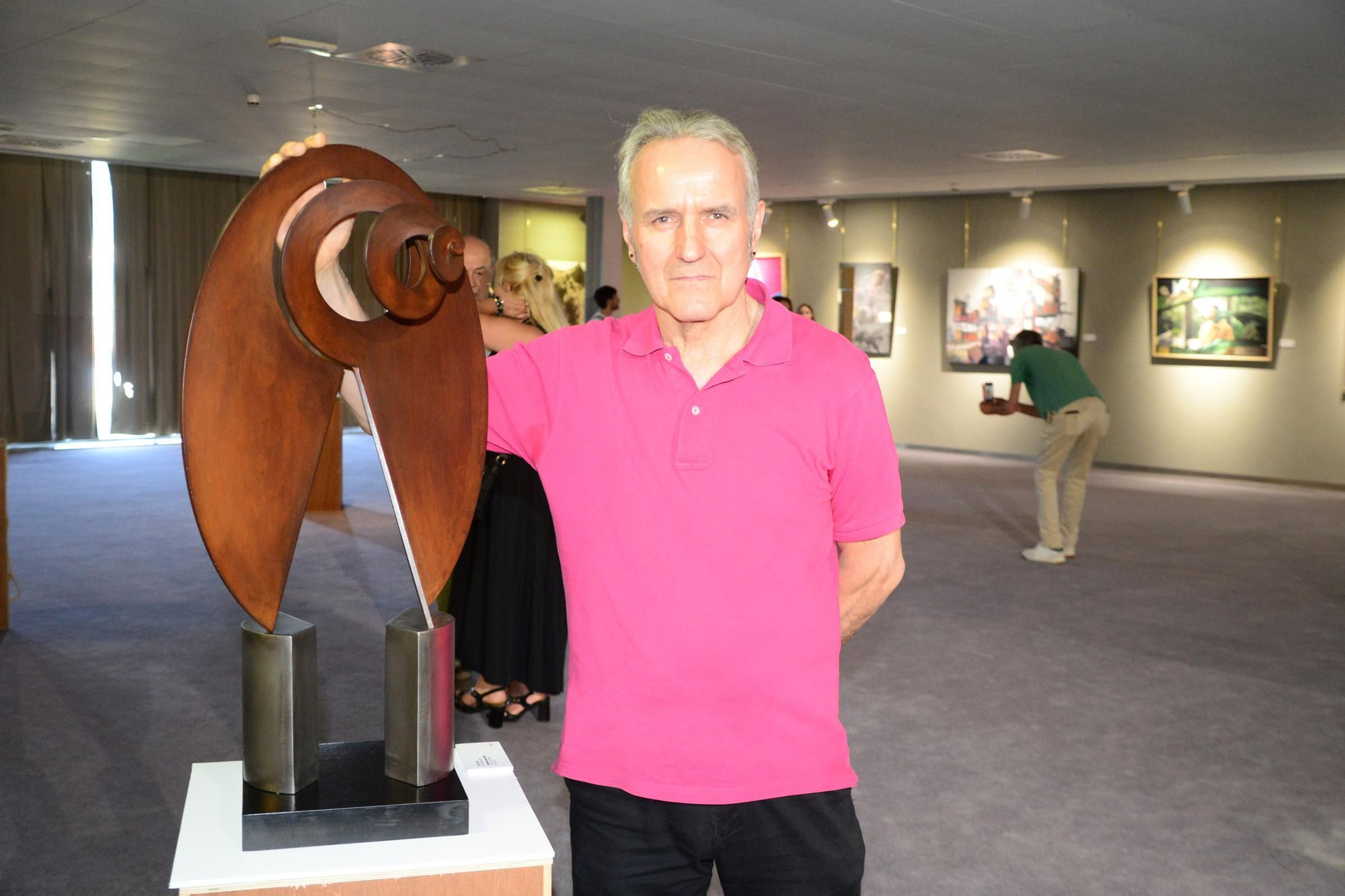 Juan Alonso «Juan Coruxo» (Vigo) con su escultura «Carrapicho ao vento mareiro».