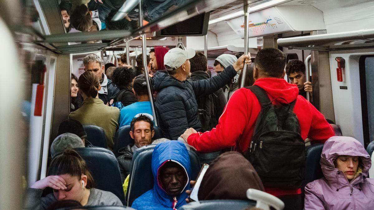 VÍDEO | Colapso en el tren de Mallorca: "Cada mañana tenemos que oír 'no cabéis'"