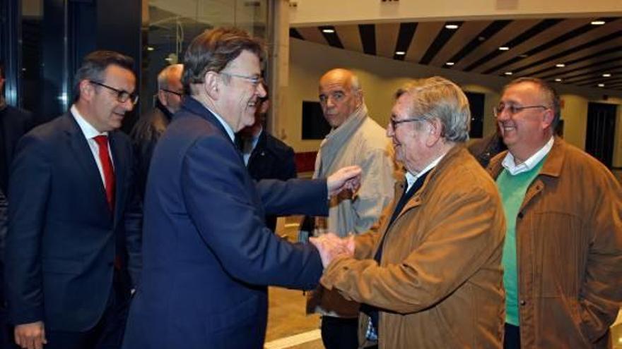 Puig saluda a Andújar, vicepresidente del Tajo-Segura, y Andrés Martínez (Júcar-Vinalopó), el lunes en Torrevieja.