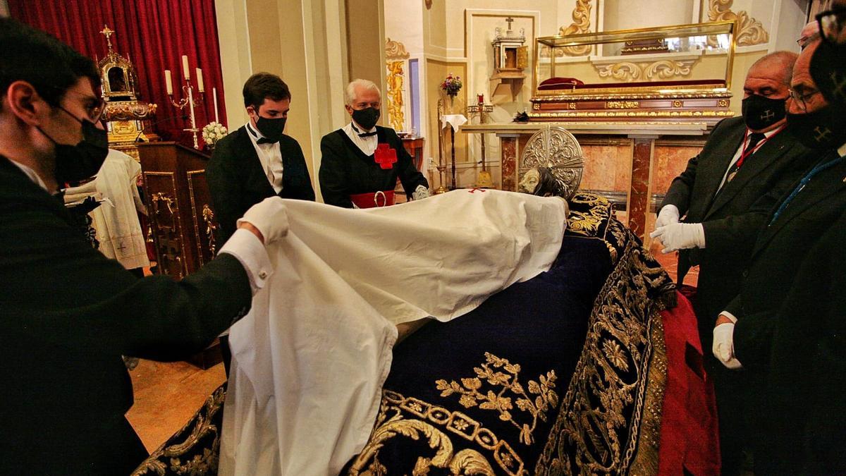 Preparativos de la procesión.