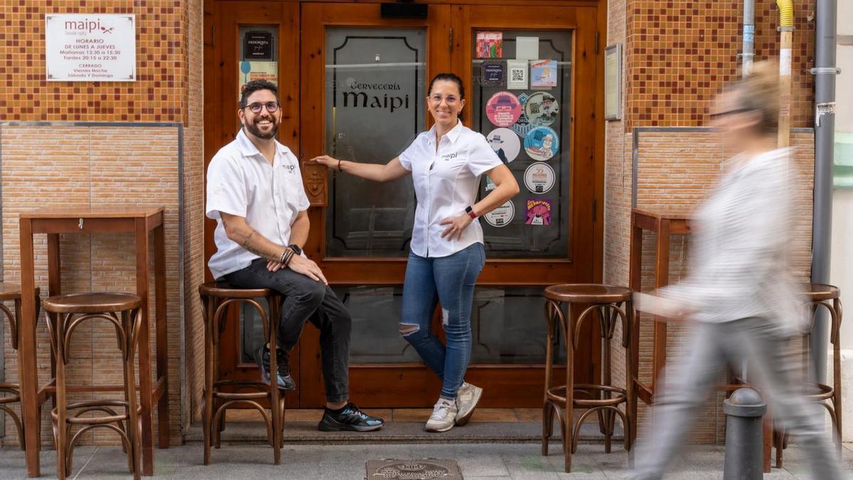 Carito y Germán en la puerta de Maipi