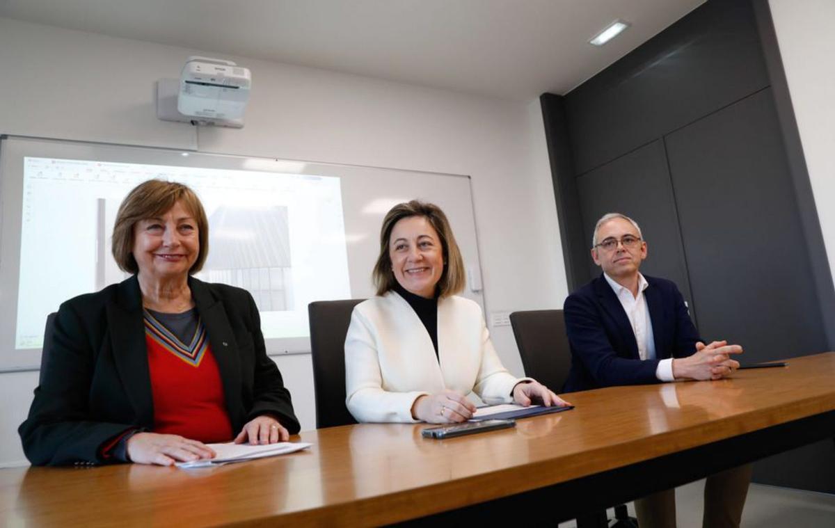 Mariví Monteserín, Lydia Espina y Julio Vallaure, en la presentación.