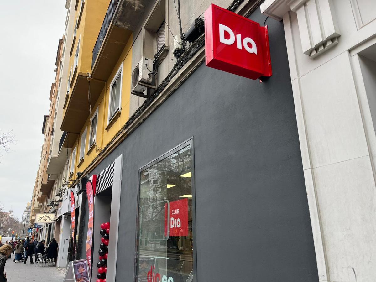 Fachada de una de las tiendas de alimentación Día, en una poblada avenida de Zaragoza