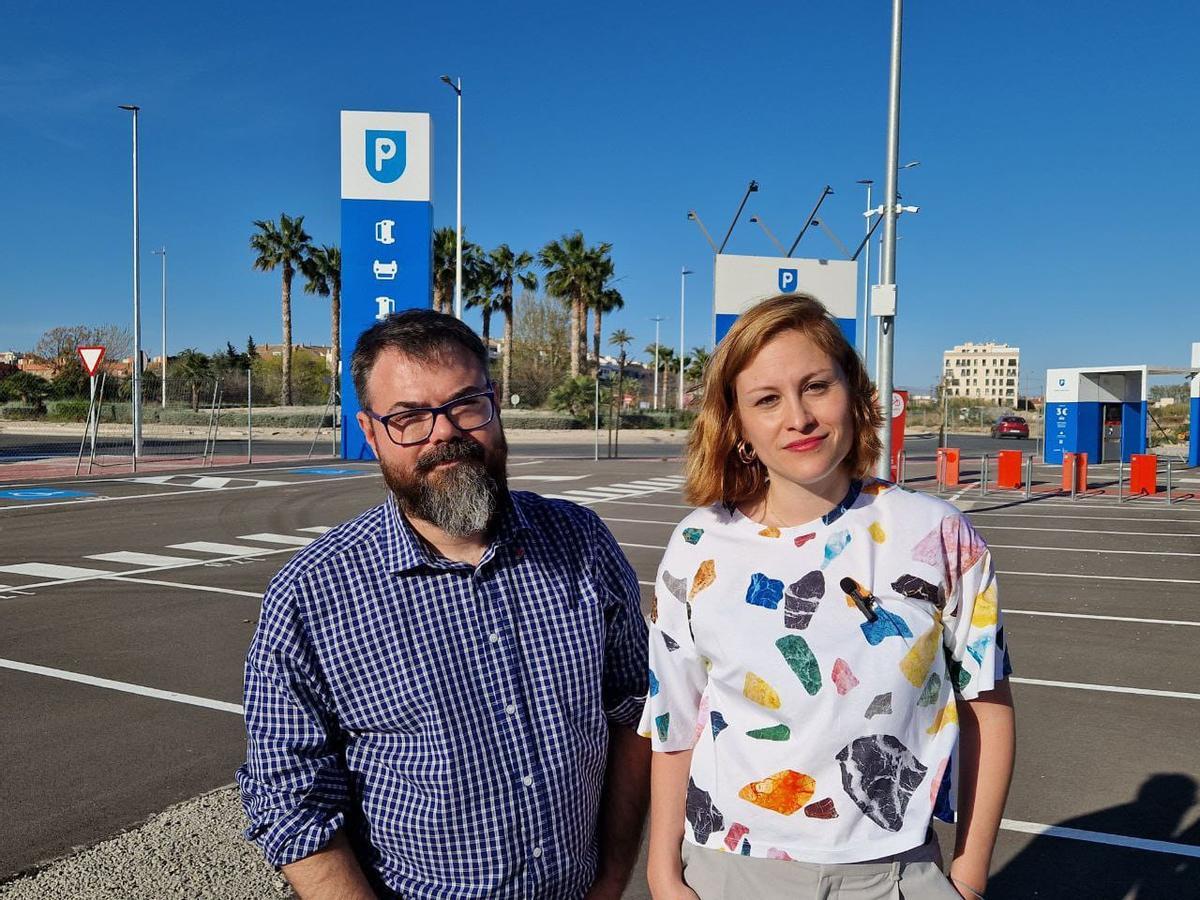 John D. Babyack y Elvira Medina, en el disuasorio de La Flota