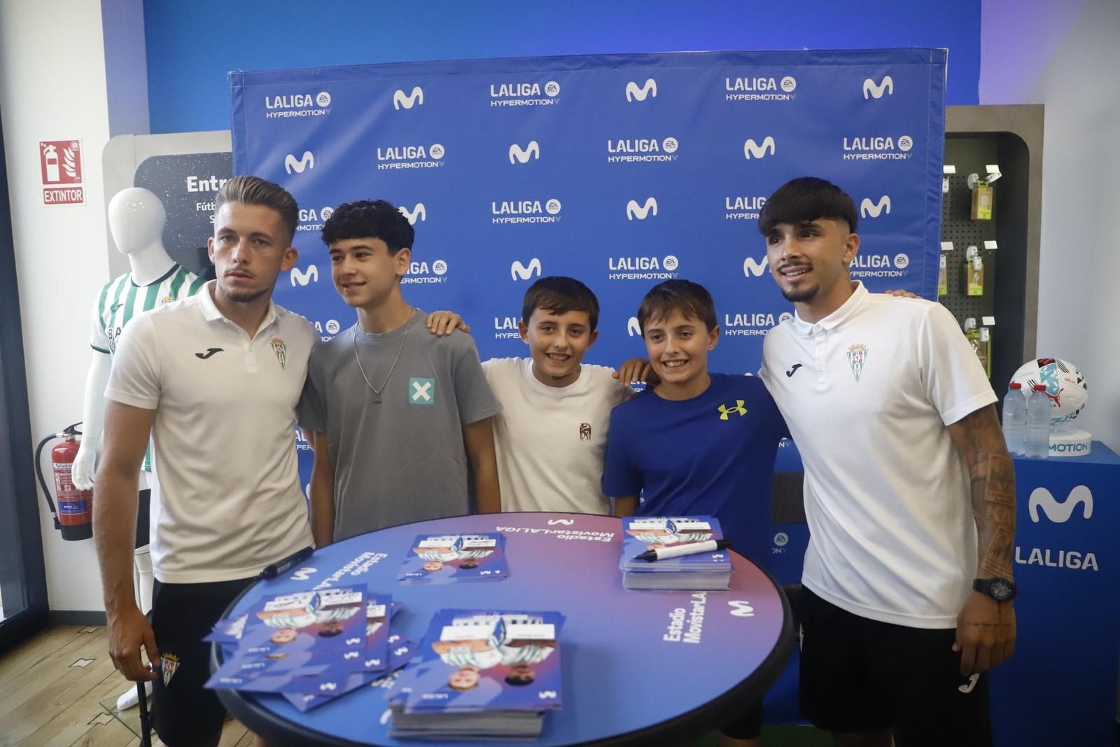 La firma de autógrafos de Isma Ruiz y Kevin Medina en la tienda de Movistar en imágenes