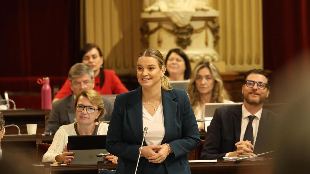 La presidenta del Govern, Marga Prohens, ayer en el Parlament.