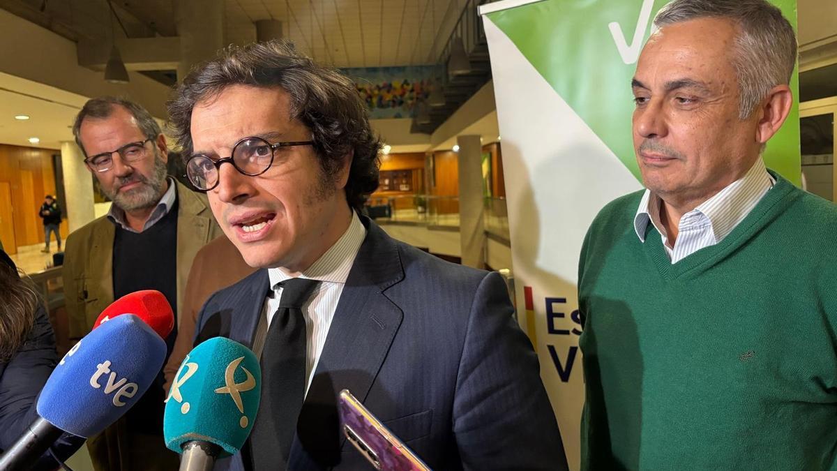 El portavoz nacional de Economía de Vox, José María Figaredo atiende a los medios en Cáceres.