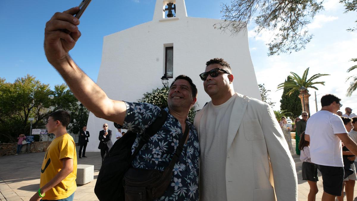 UN HOMBRE SE HACE UN SELFIE CON EL FUTBOLISTA ANTES DE LA BODA