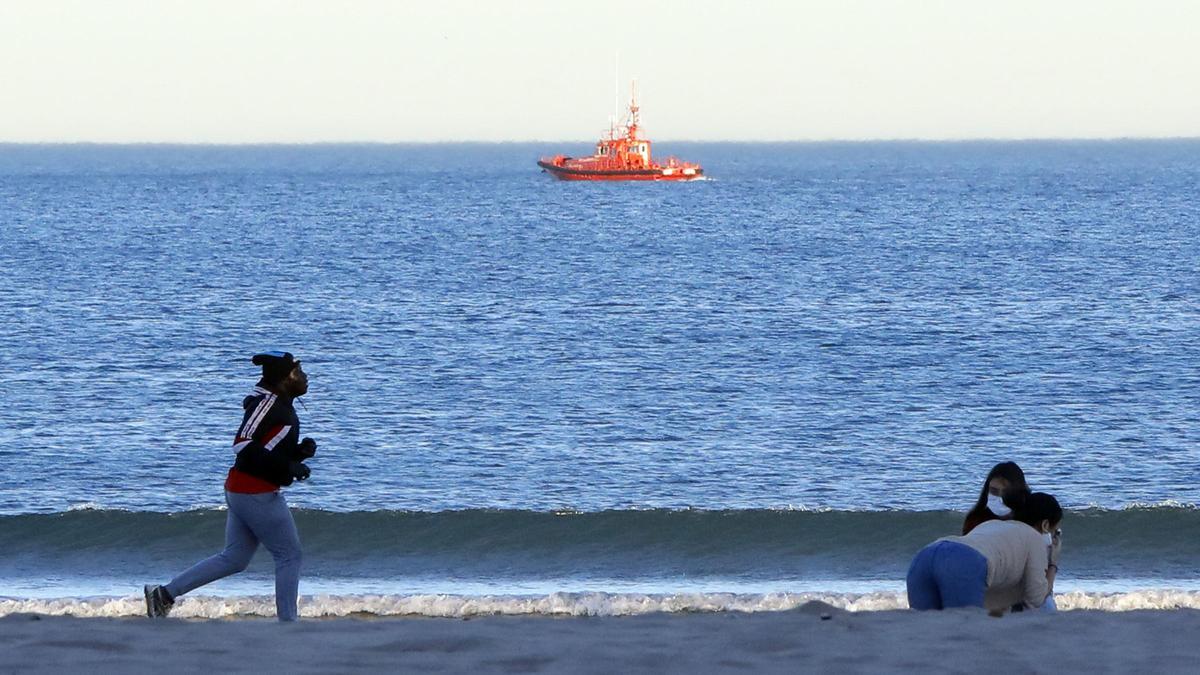 Buscan a un joven desaparecido en el agua de la playa de la Malva-rosa