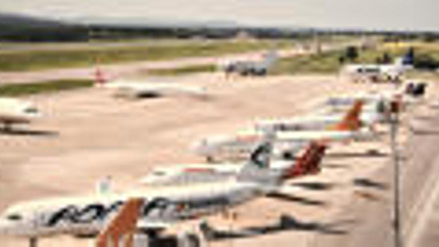 Avions estacionats a la pista de Vilobí el 1982, l&#039;any del Mundial de futbol