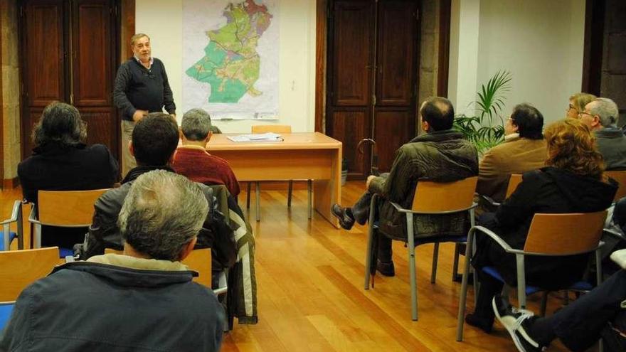 El alcalde explica el plan a los vecinos en una reunión, en 2013.