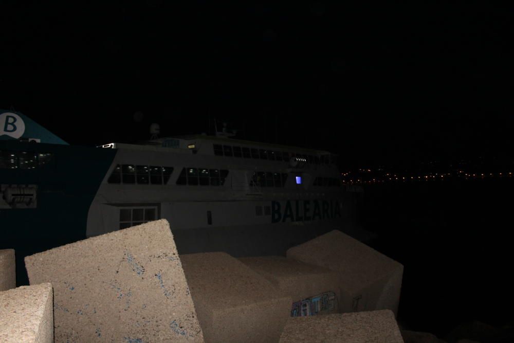 Un ferry con 400 pasajeros encalla en el puerto de Denia