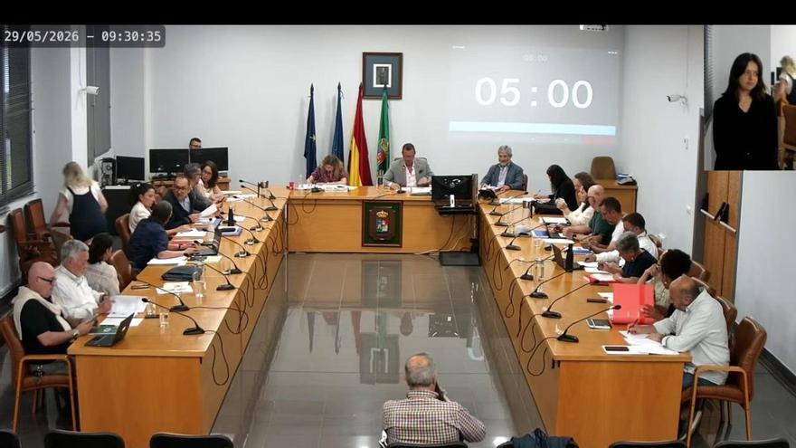 Castrillón aprueba el "cheque-bebé" y el plan "Castrillonízate" entre acusaciones de improvisación al equipo de gobierno