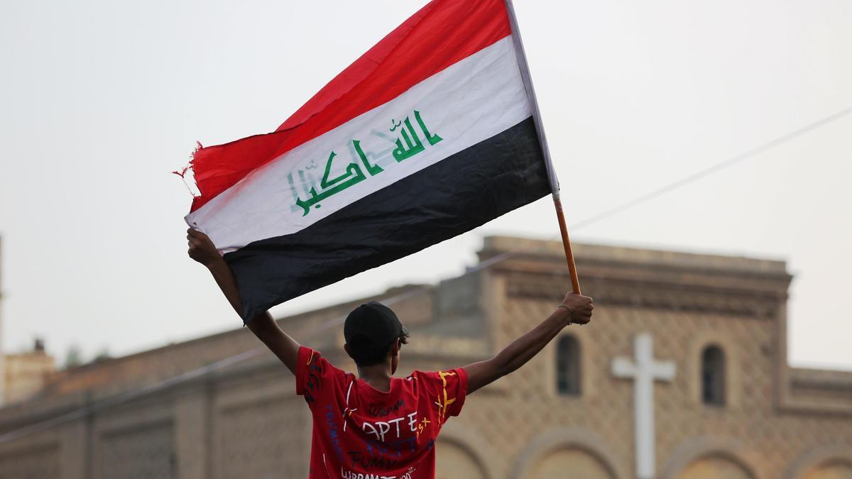 Un manifestante sostiene una bandera en la plaza Tahrir de la capital iraquí de Baghdad.