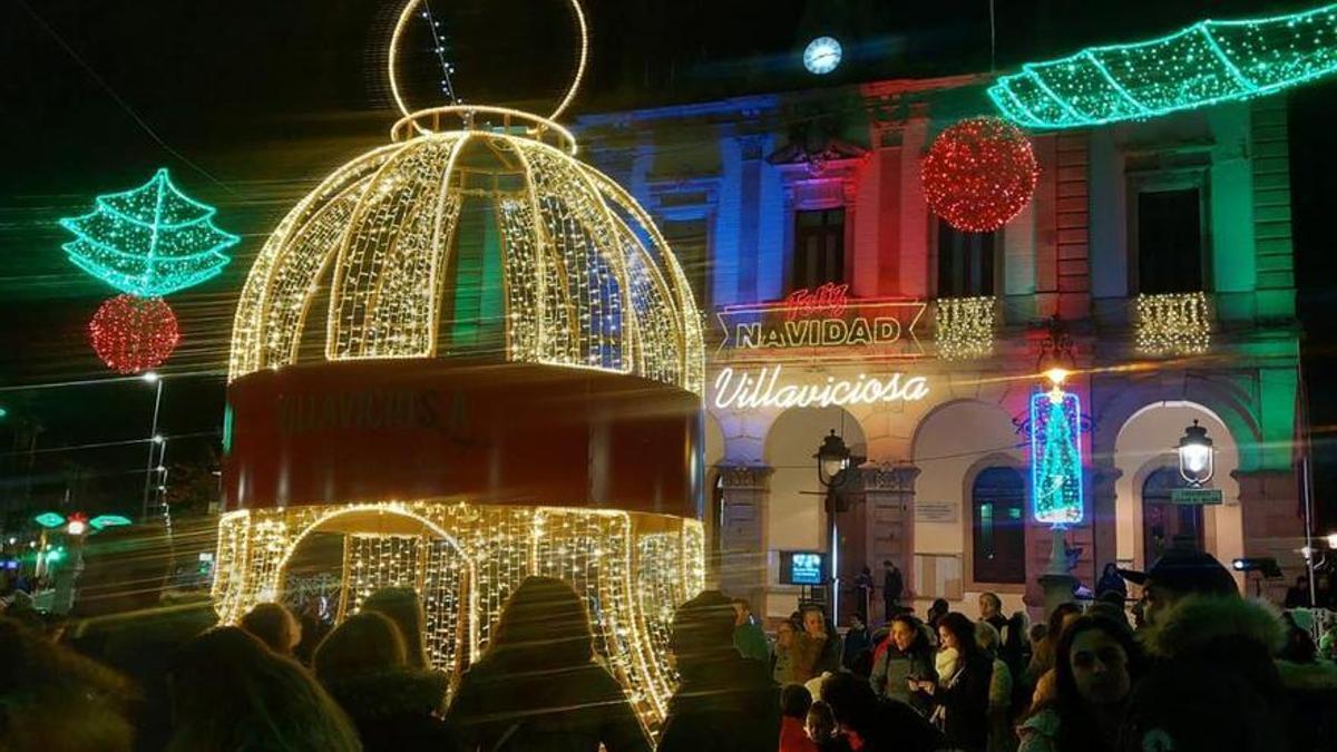 La gran campana que protagoniza este año el alumbrado navideño de Villaviciosa, en la plaza del Ayuntamiento.