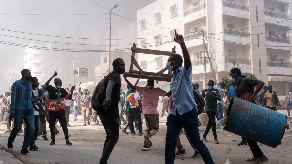 Manifestación de protesta contra el aplazamiento de las elecciones, en Dakar.