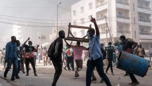 Manifestación de protesta contra el aplazamiento de las elecciones, en Dakar.
