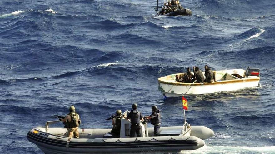 Miembros de la Armada española detienen a piratas somalíes. // Efe
