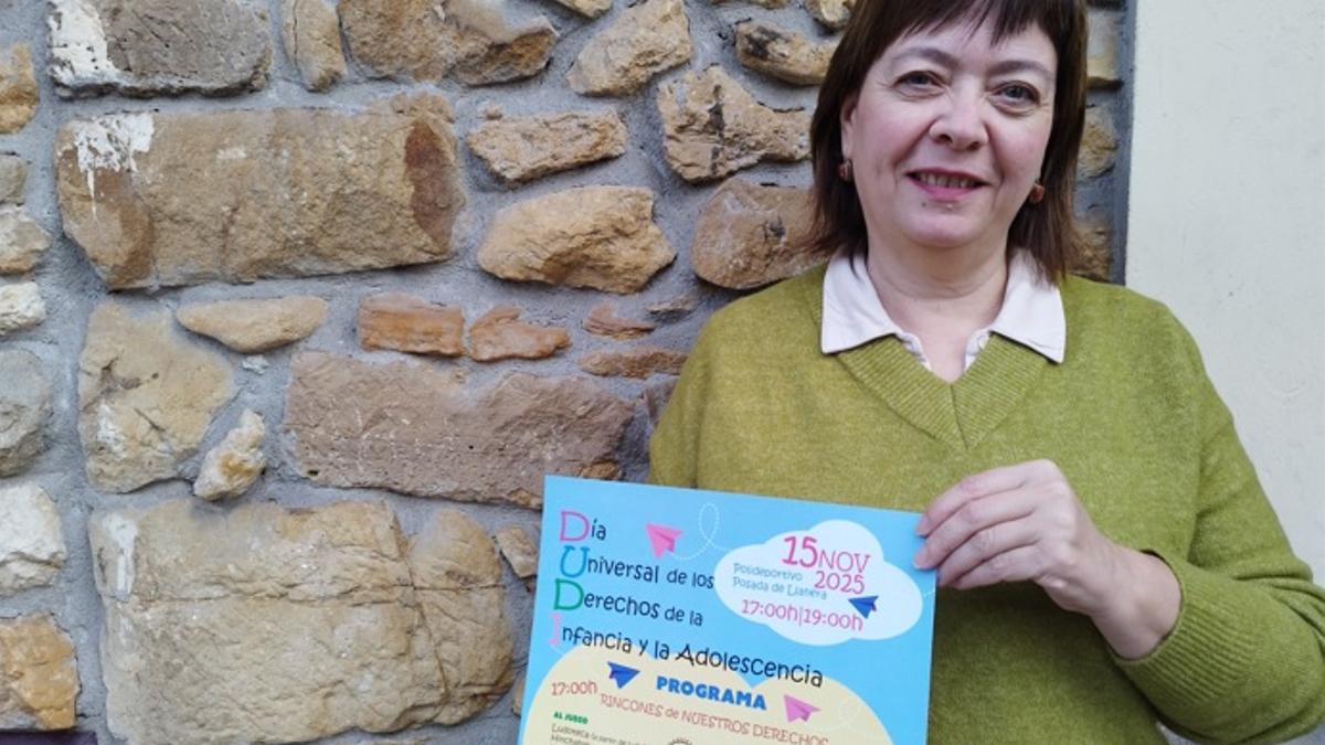 La concejala de infancia, Susana García, con el cartel de la jornada