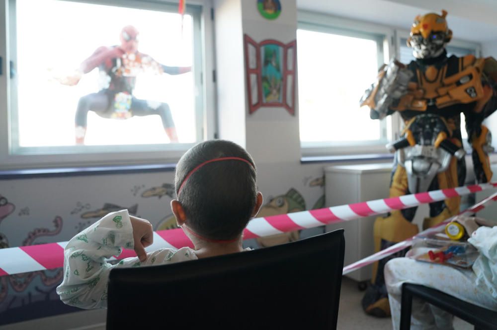 El Materno Infantil recibe la visita sorpresa de Spiderman