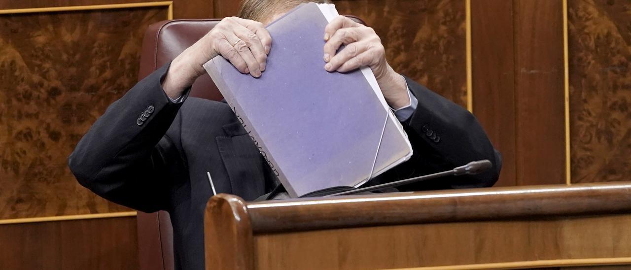 Ramón Tamames, durante la moción de censura. José Luis Roca