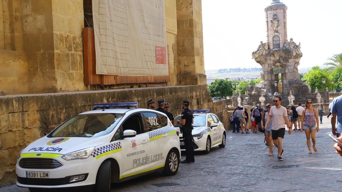 Patrulla de la Policía Local este lunes, en la Mezquita-Catedral de Córdoba.