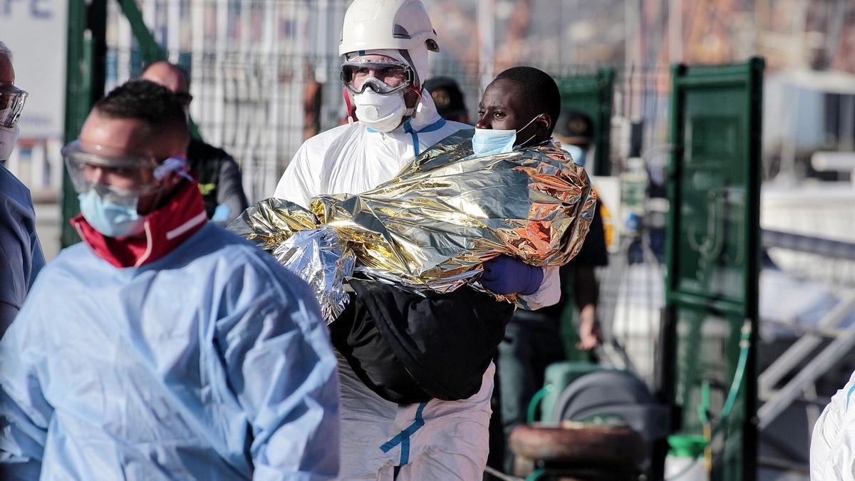 Imagen de archivo de la llegada de una patera a Santa Cruz de Tenerife.