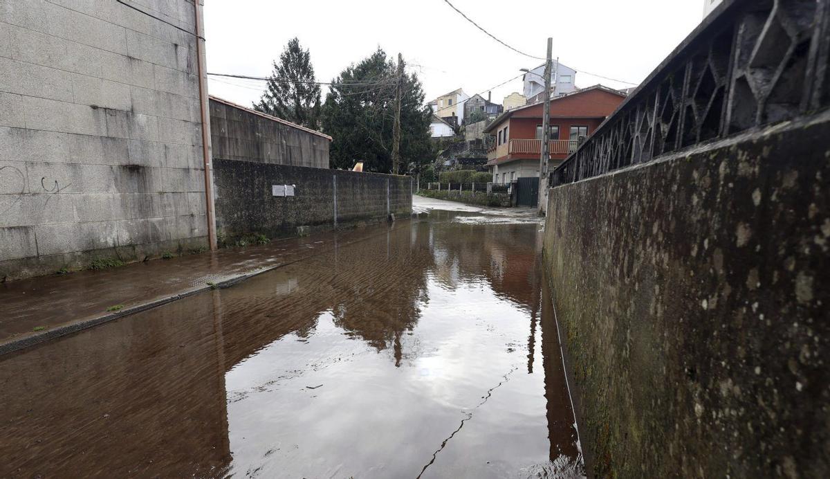 Una de las últimas inundaciones en la Rúa do Santo, en Lourizán. | GUSTAVO SANTOS