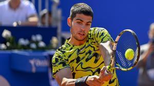 Carlos Alcaraz pasa lanzado de ronda en el Barcelona Open de tenis