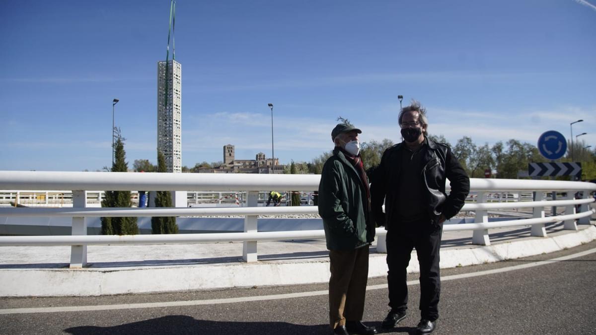 José Luis Coomonte con Francisco Guarido durante la instalación de su nueva escultura en el puente de los Poetas de Zamora.