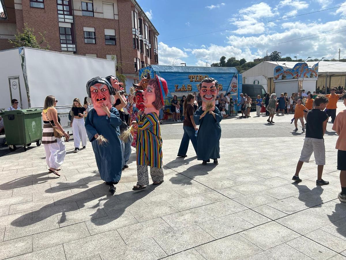 EN IMÁGENES: Desfile de cabezudos y día del socio en Santa Isabel de Lugones
