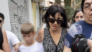 Archivo - Llegada de Juana Rivas con su hijo menor al punto de encuentro familiar el 22 de julio de 2025.
