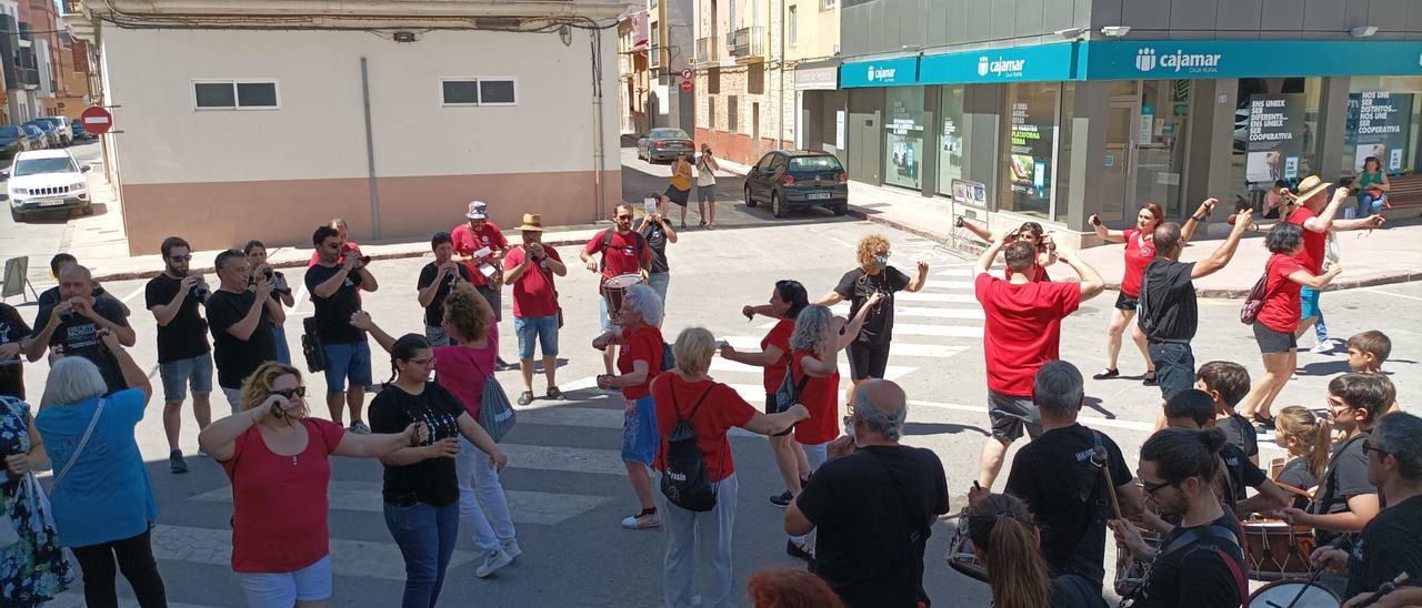 Los bailes tradicionales, acompañados de la música de la ‘dolçaina i el tabal’, tomaron las calles de la localidad.