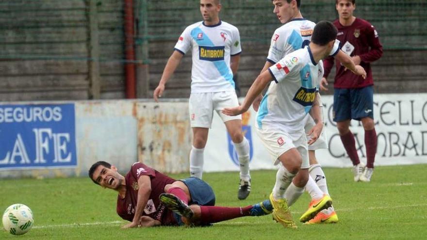 Miki, en el suelo, tras una ocasión marrada en el partido de ayer ante el Arosa. // Noé Parga