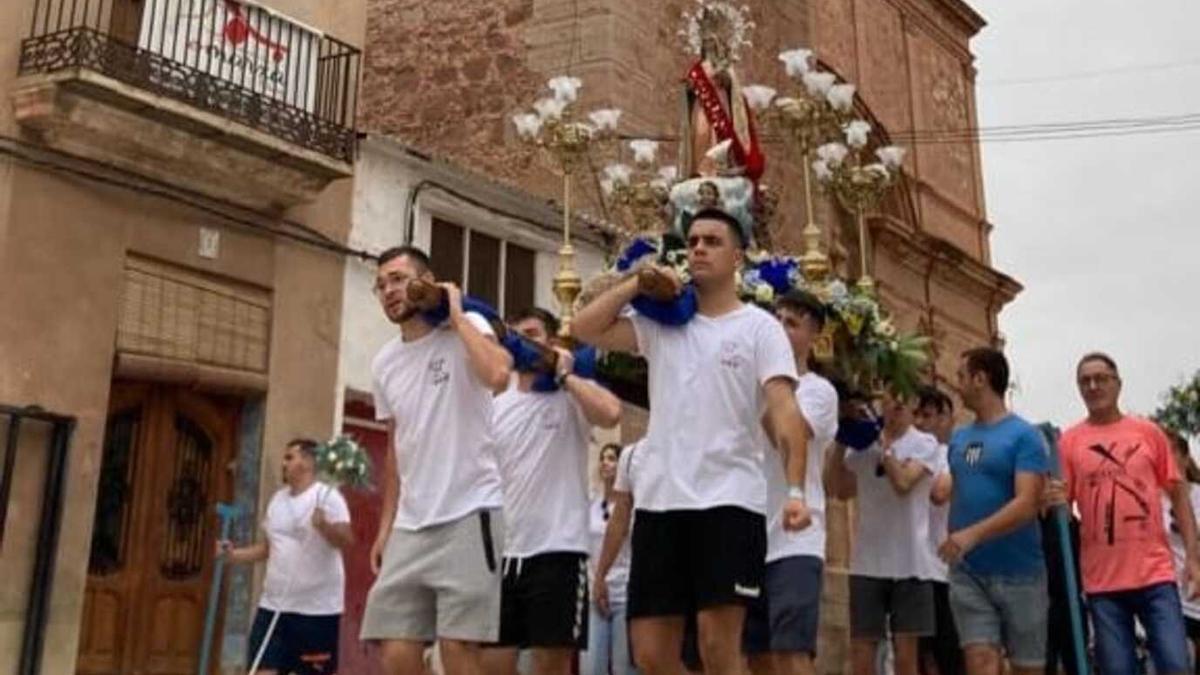 Momentos de la procesión en Benifairó de les Valls.
