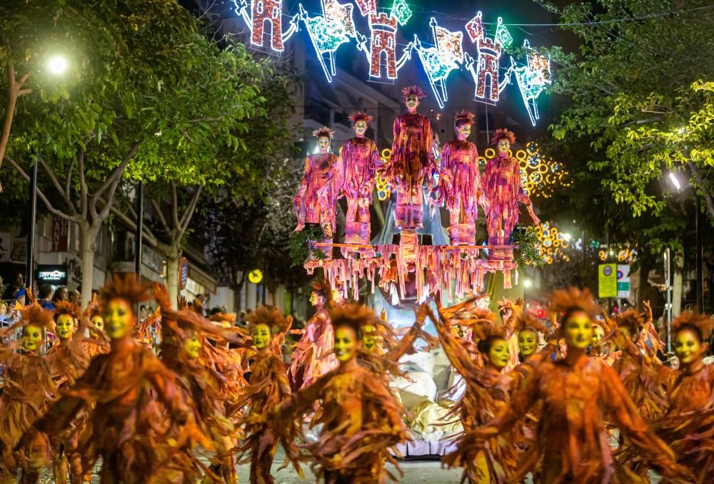 Calp se entrega a las huestes festeras en la Entrada de Moros y Cristianos