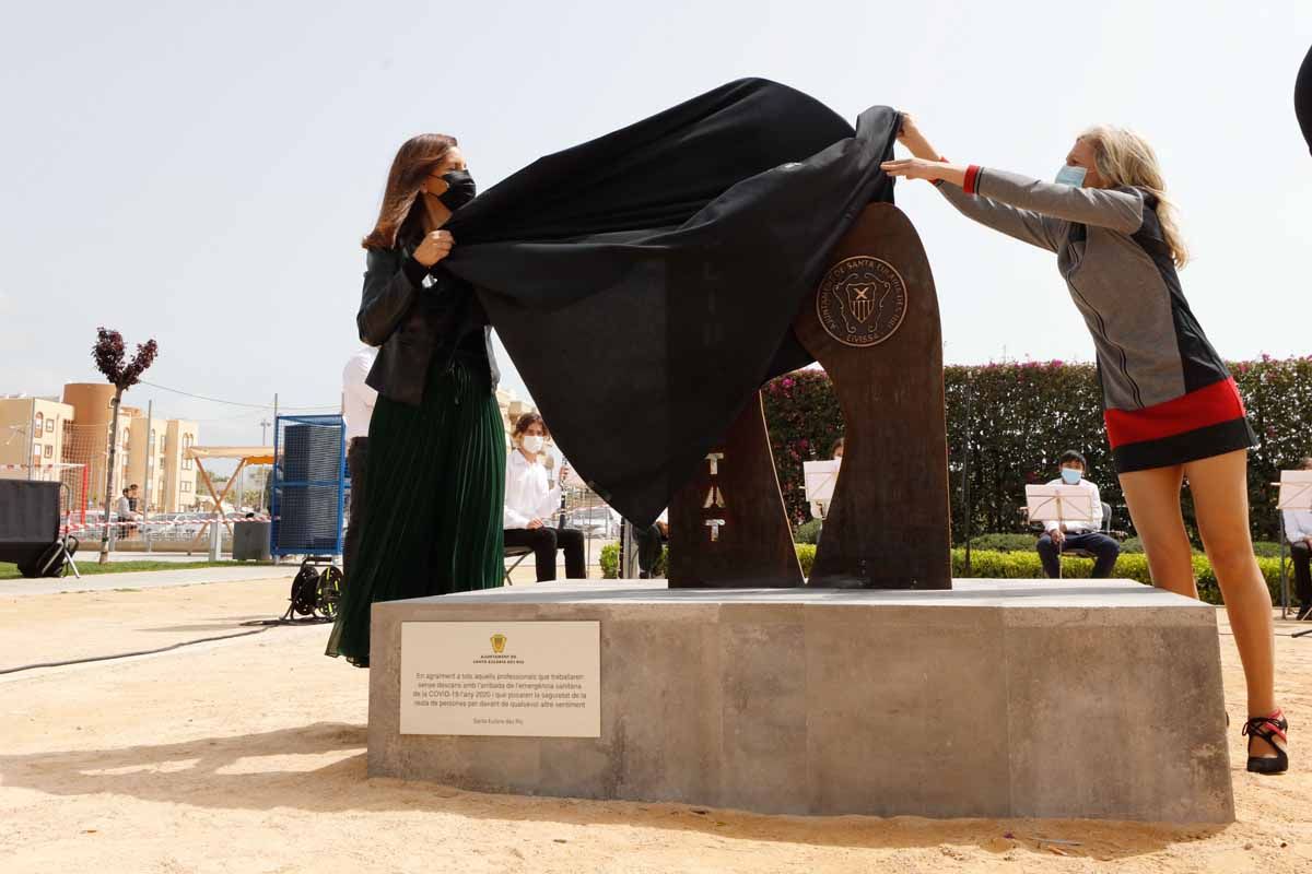Santa Eulària inaugura una escultura dedicada a los sectores que siguieron trabajando durante el primer confinamiento