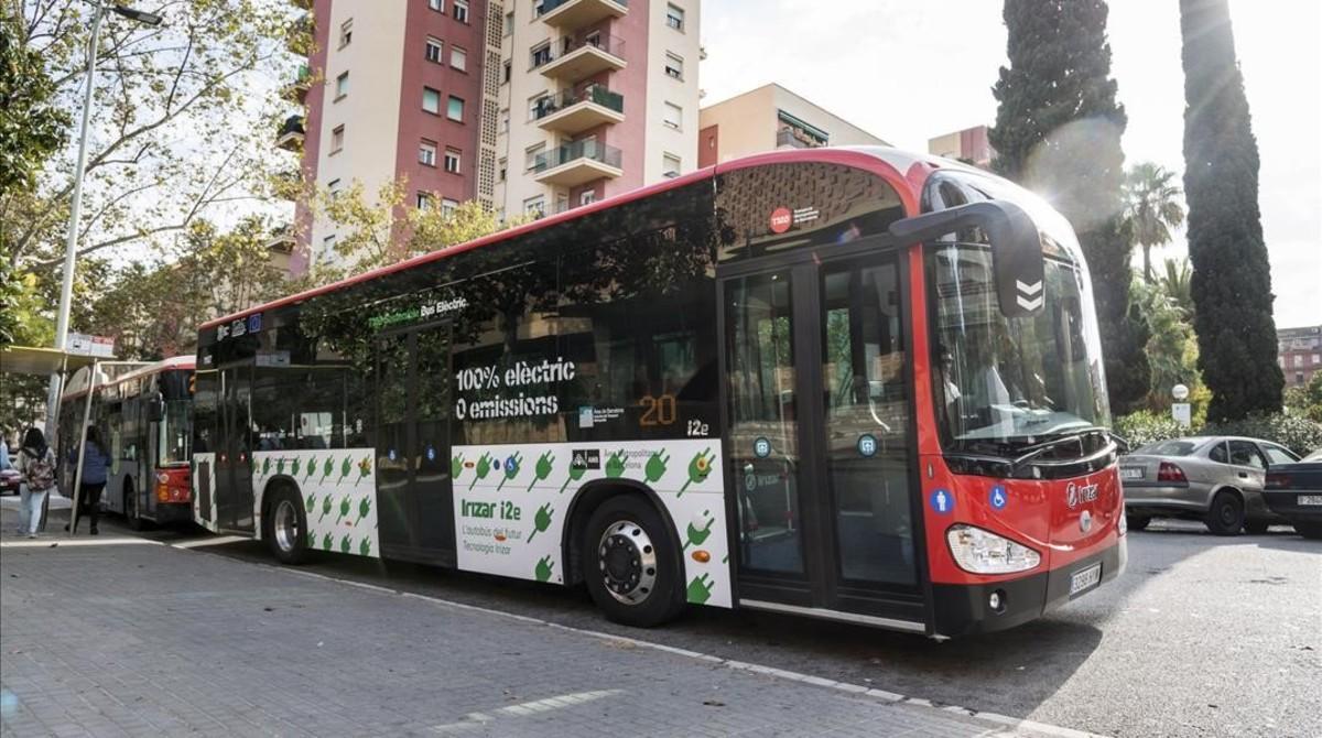 Un autobús eléctrico de TMB circula por el barrio del Congrès.