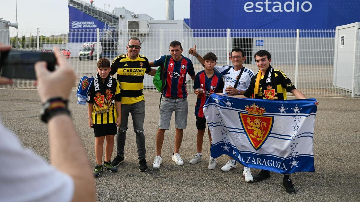 Aficionados del Real Zaragoza y la SD Huesca, antes del derbi amistoso del pasado verano.