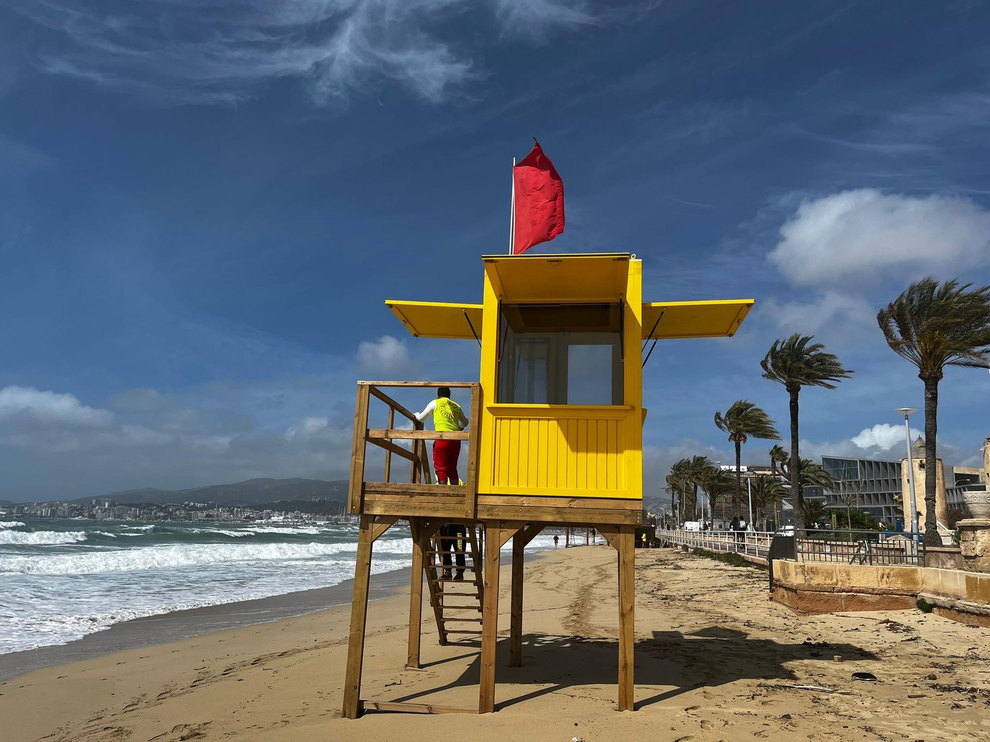 Bandera roja en las playas de Palma por fuertes vientos