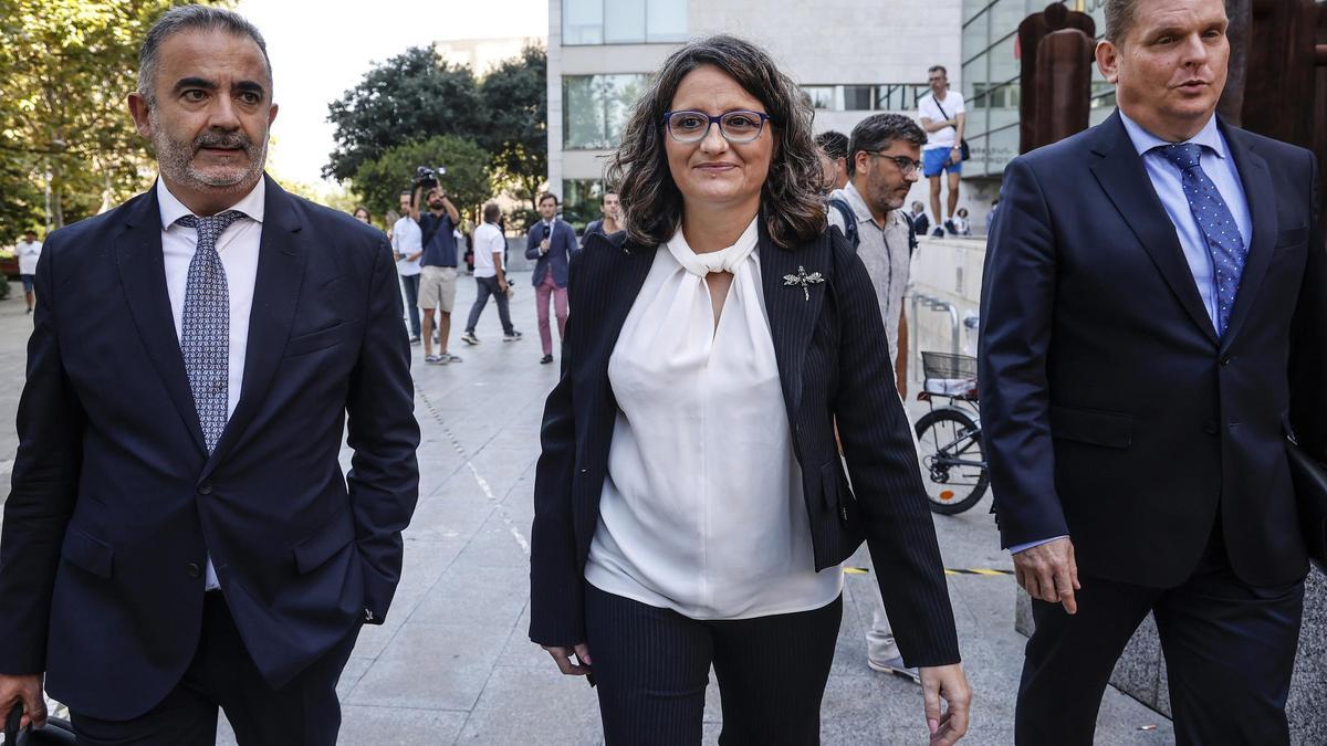La exvicepresidenta, exportavoz y exconsellera de Igualdad, Mónica Oltra, junto a sus abogados.