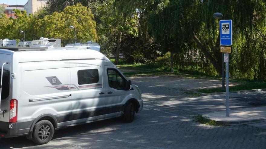 Usuarios del parque de Valorio se quejan de los malos olores en el parking de caravanas | JOSE LUIS FERNÁNDEZ