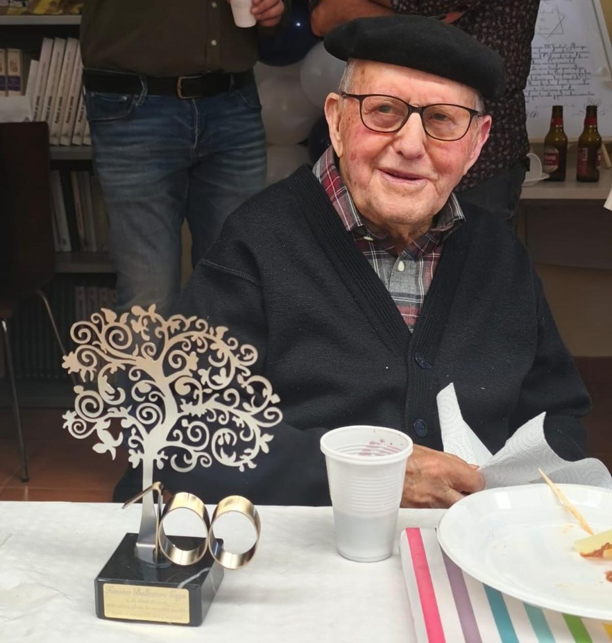 Timoteo Ballesteros junto al  trofeo que simboliza el «árbol de la vida». | CEDIDA