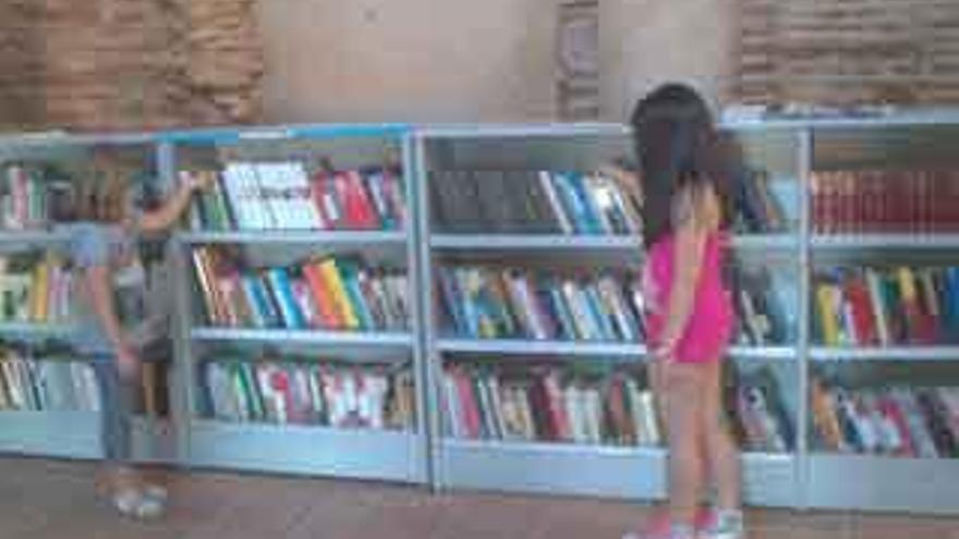 Dos niñas en la biblioteca de Belver de los Montes en el pasado verano.