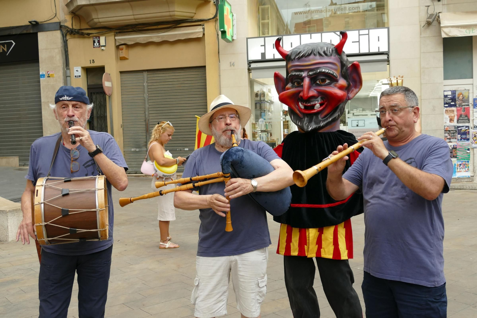 Figueres rep la Flama del Canigó i reparteix la llum de la catalanitat per tota la comarca