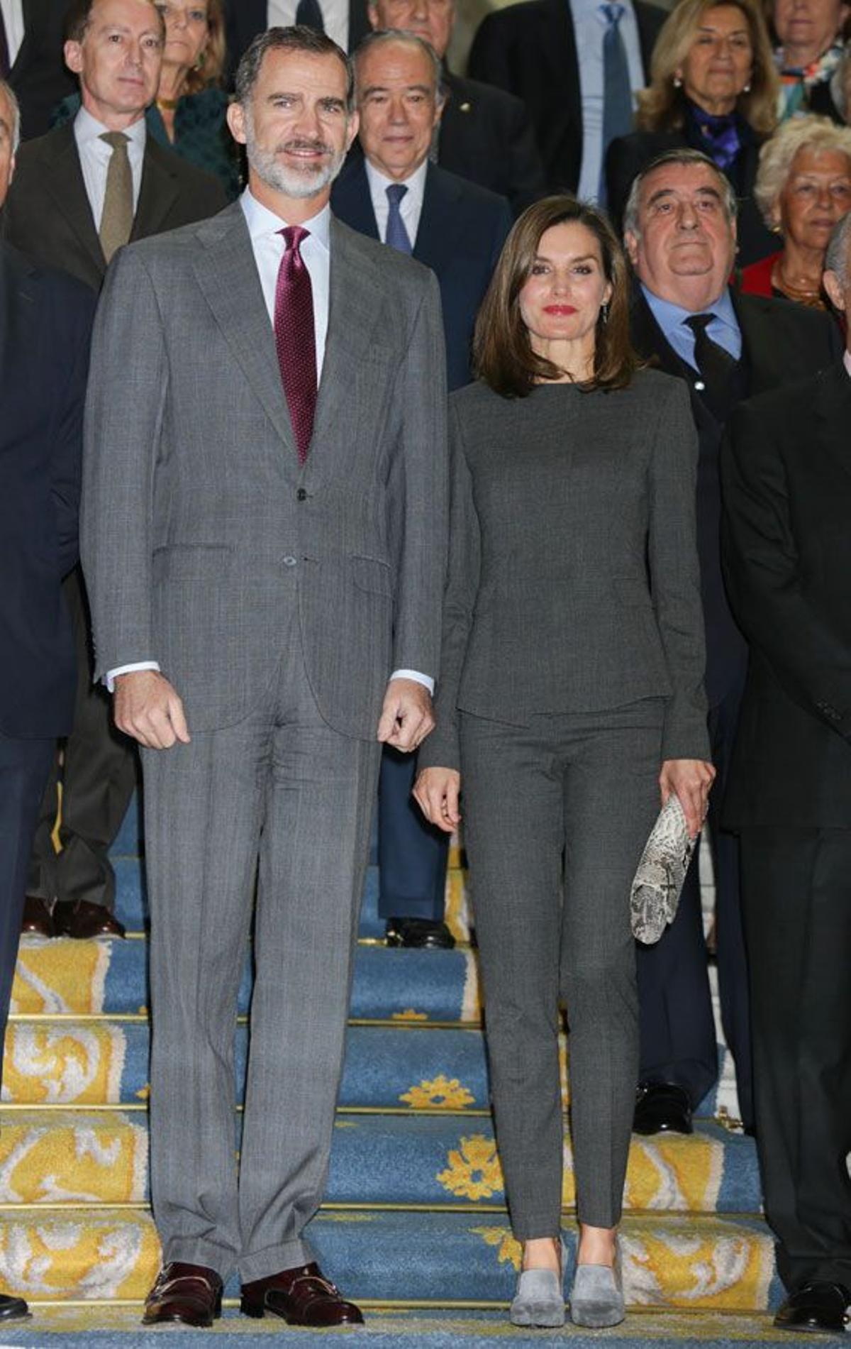 Letizia Ortiz en Madrid con traje gris de Hugo Boss y bolso de pitón