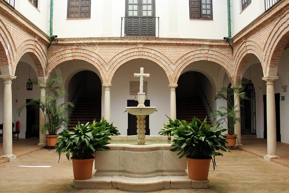 Patio del Palacio de San Julián.