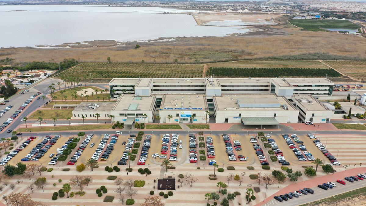 Imagen aérea del Hospital Universitario de Torrevieja. Al fondo la laguna rosa, las salinas y el casco urbano de Torrevieja