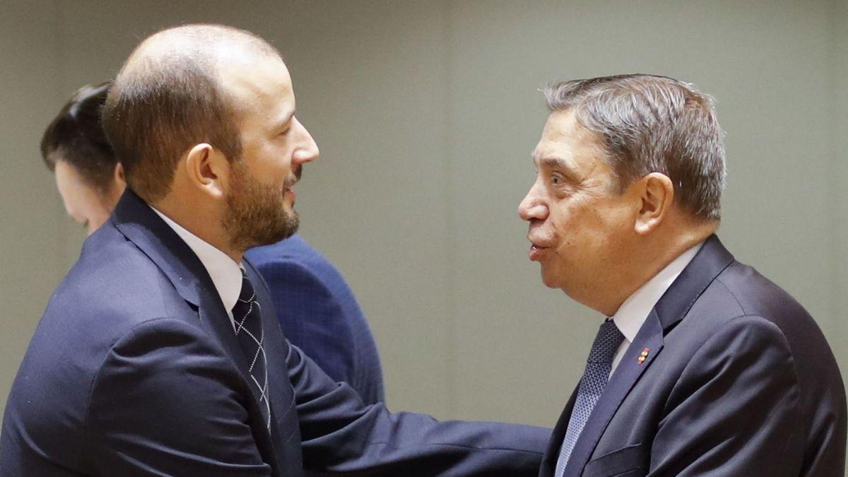 El ministro de Agricultura, Luis Planas (drcha), saludando ayer al comisario de Pesca, Virginijus Sinkevicius.