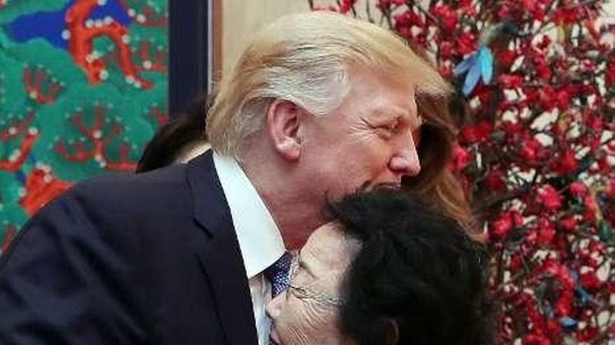 Trump abraza en Seúl a una de las mujeres convertidas en esclavas sexuales durante la invasión japonesa en la II Guerra Mundial. // Efe